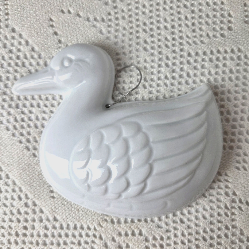 Vintage White Ceramic Duck Mold Ornament Made In Japan Wall Hanging 5.5"